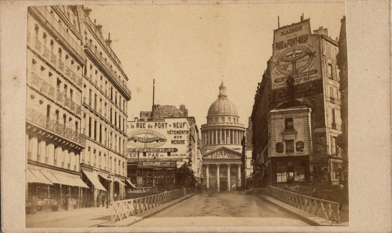 Comuna de Paris (1871): vista do Panteão e da rue Soufflot (grandes painéis publicitários promovem a Maison de la rue du Pont Neuf). Fotografia anónima. Impressão em papelão Dim. 10x6 cm de Unbekannt