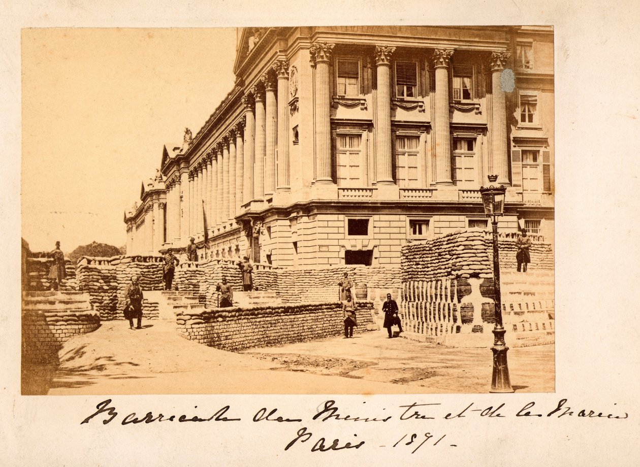 Comuna de Paris (1871): vista da barricada da Place de la Concorde em frente ao Ministério da Marinha (Hotel de la Marine ou também Hotel du Garde Meuble) em Paris. Fotografia anónima. Impressão em papelão Dim. 22x14 cm de Unbekannt