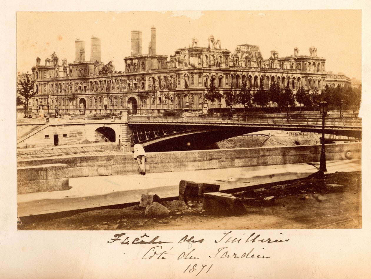 Comuna de Paris (1871): vista da ponte de Arcole e do Hotel de Ville após o incêndio de maio de 1871. Fotografia anónima. Impressão em papelão. de Unbekannt