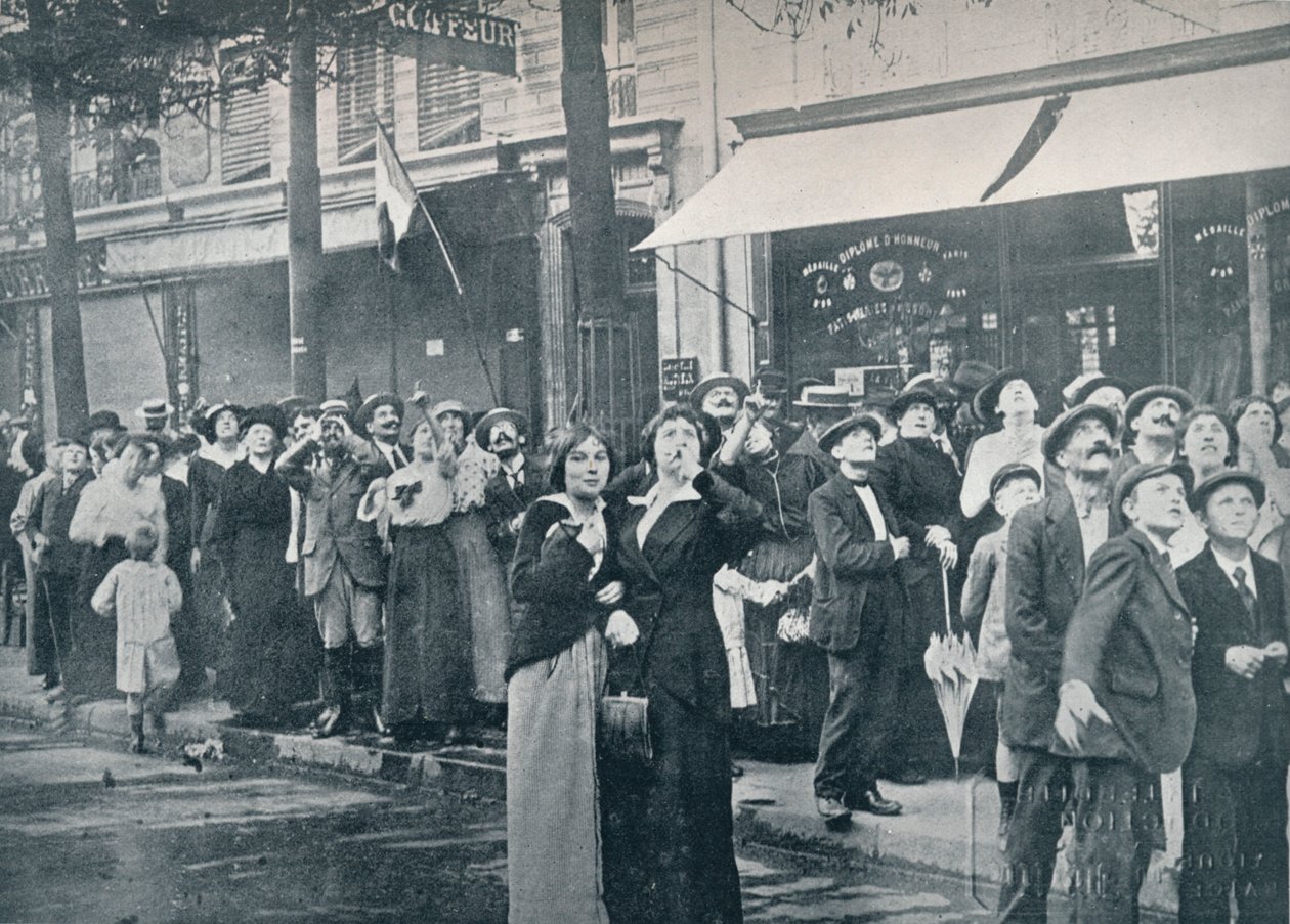 Multidão de Paris assistindo um dos aviões alemães sobrevoando a cidade, c1914 de Unbekannt