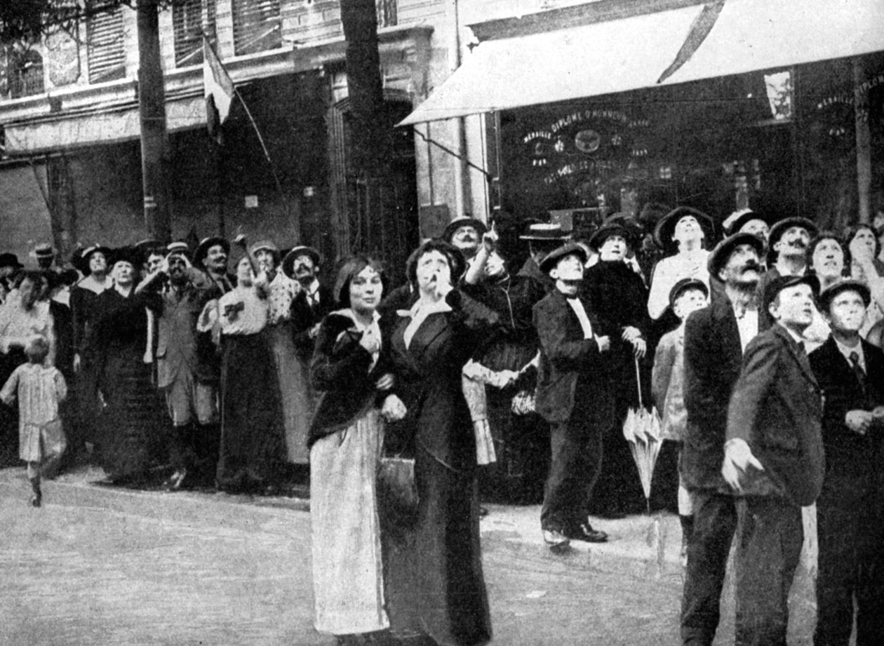 Parisienses assistindo um avião alemão, Primeira Guerra Mundial, 1914 de Unbekannt