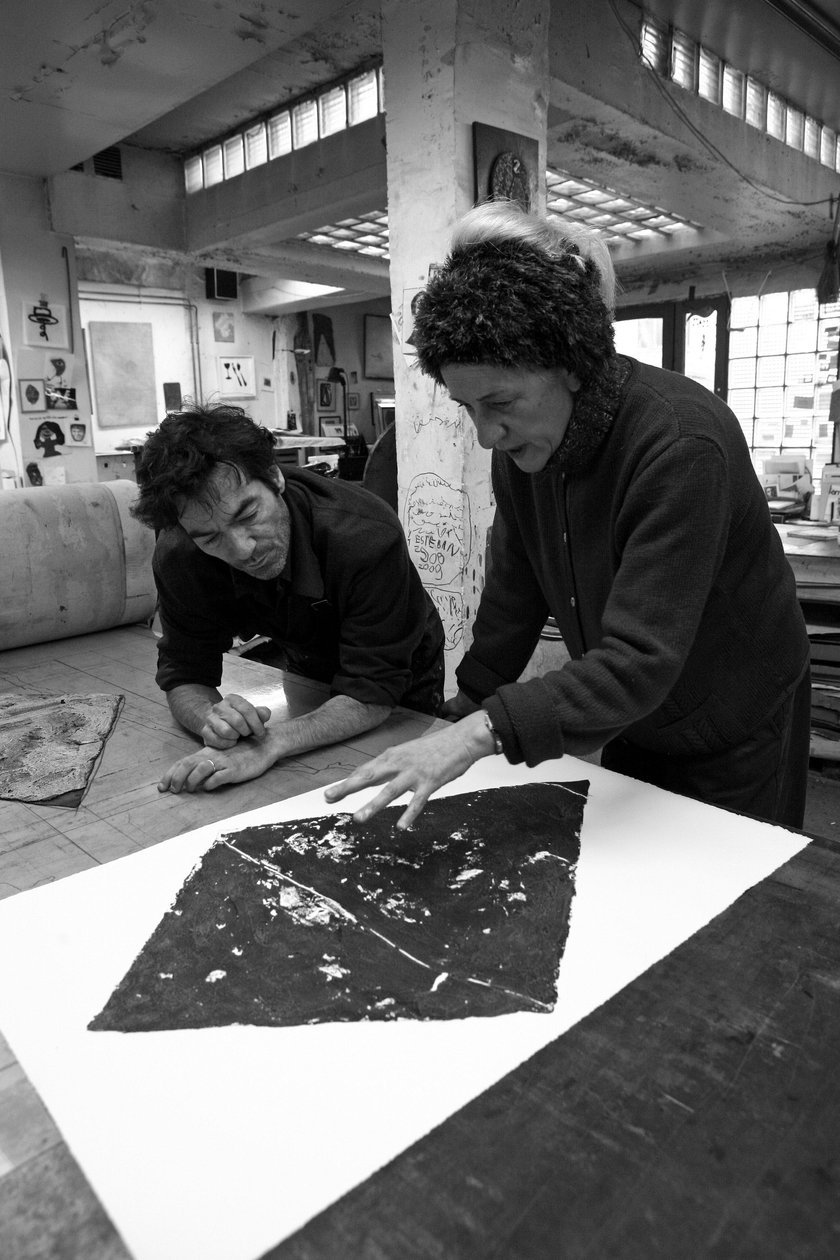 Pascal Gauvard, co-fundador da oficina de gravura Pasnic, Annie-Paule Thorel, pintora francesa. Análise de uma gravura. Oficina de gravura Pasnic em Paris, em 2009. de Unbekannt