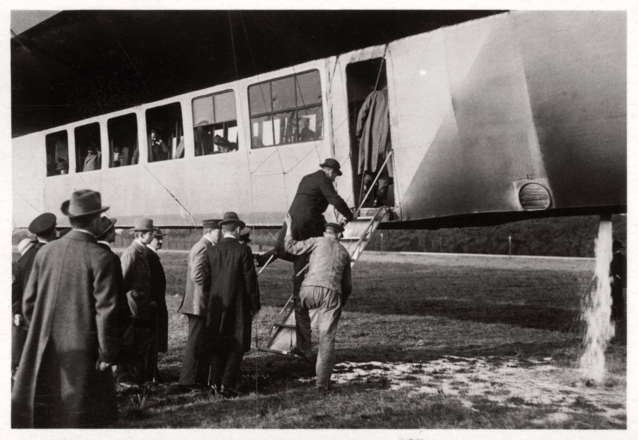 Passageiros que embarcam no Zeppelin LZ 11 Viktoria Luise, c1912-1914 1933 de Unbekannt