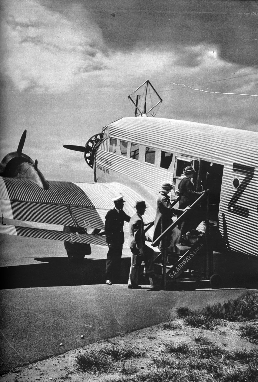 Passageiros embarcando em uma das aeronaves Junkers da South African Airways, c1936 c1937 de Unbekannt