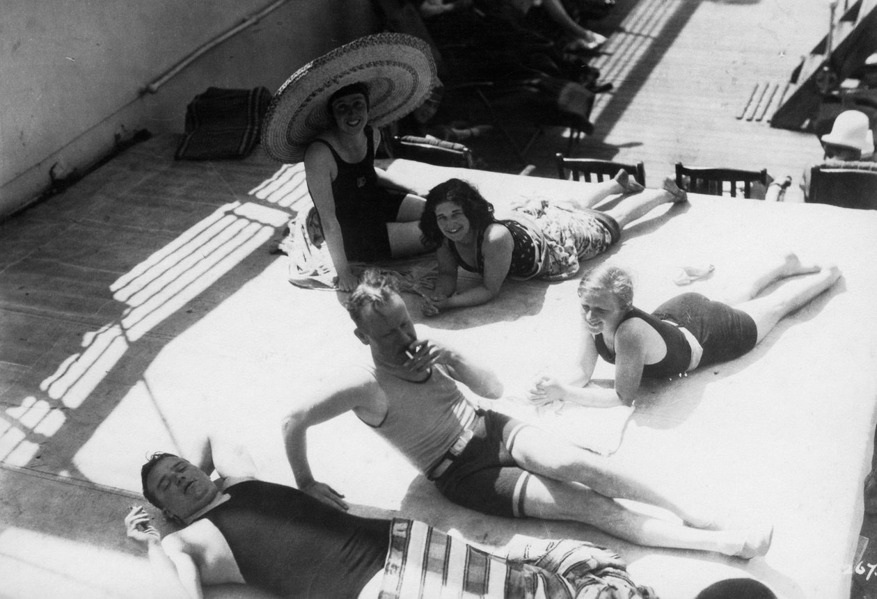Passageiros tomando banho de sol a bordo de um navio de cruzeiro, c1920s-c1930s de Unbekannt
