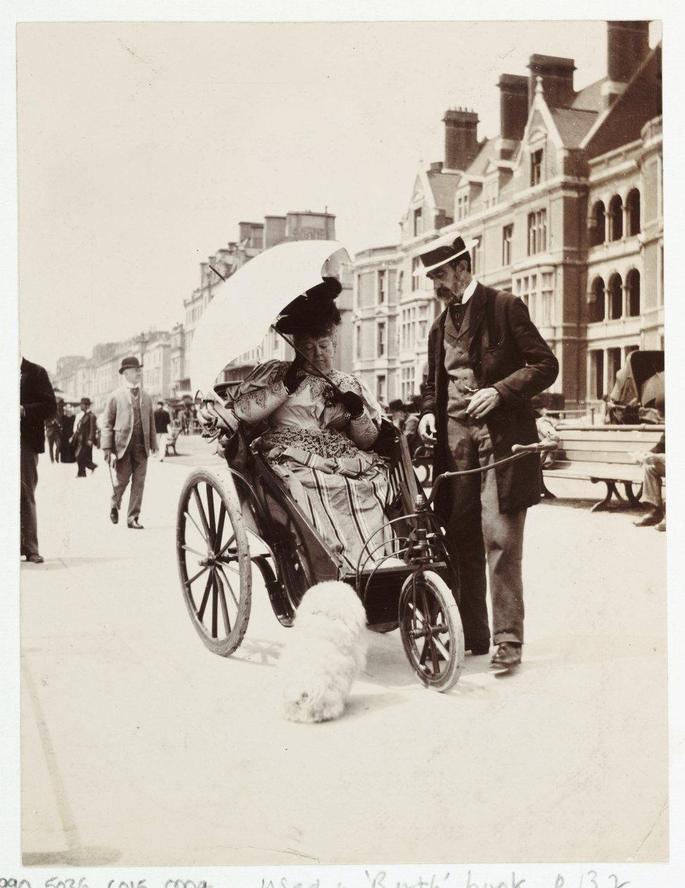 Cuidado do paciente, Mulher em cadeira de rodas em cadeira de banho, c 1900 de Unbekannt