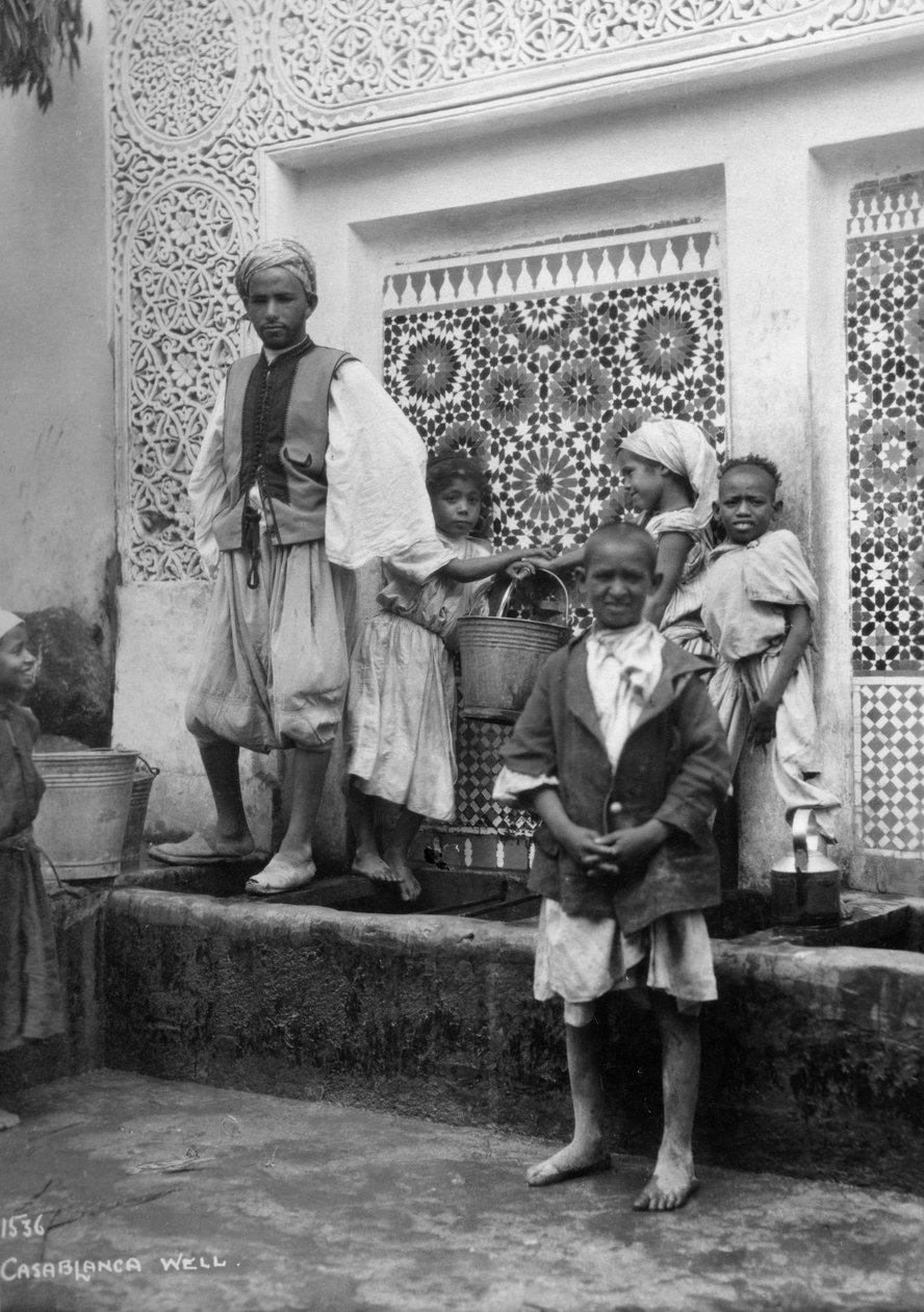 Pessoas em um poço, Casablanca, Marrocos, c1920s-c1930s de Unbekannt