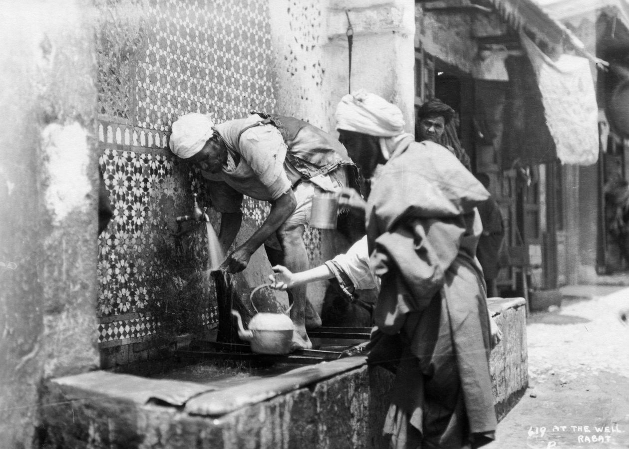 Pessoas coletando água de um poço, Rabat, Marrocos, c1920s-c1930s de Unbekannt