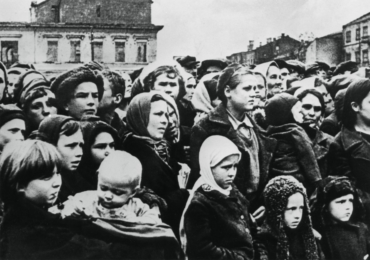Povo da cidade russa de Smolensk após sua libertação pelo Exército Vermelho, 1943 de Unbekannt