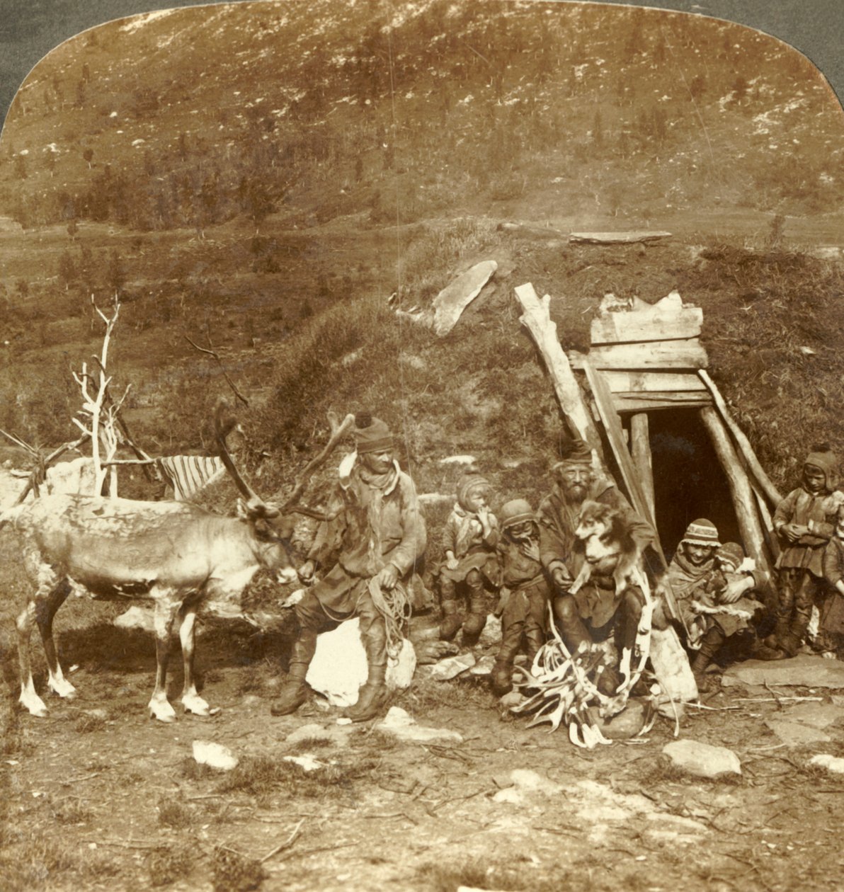 Povo da casa e família frígidas de North-Lapp, perto de Tromsoe, Noruega, c1905. de Unbekannt