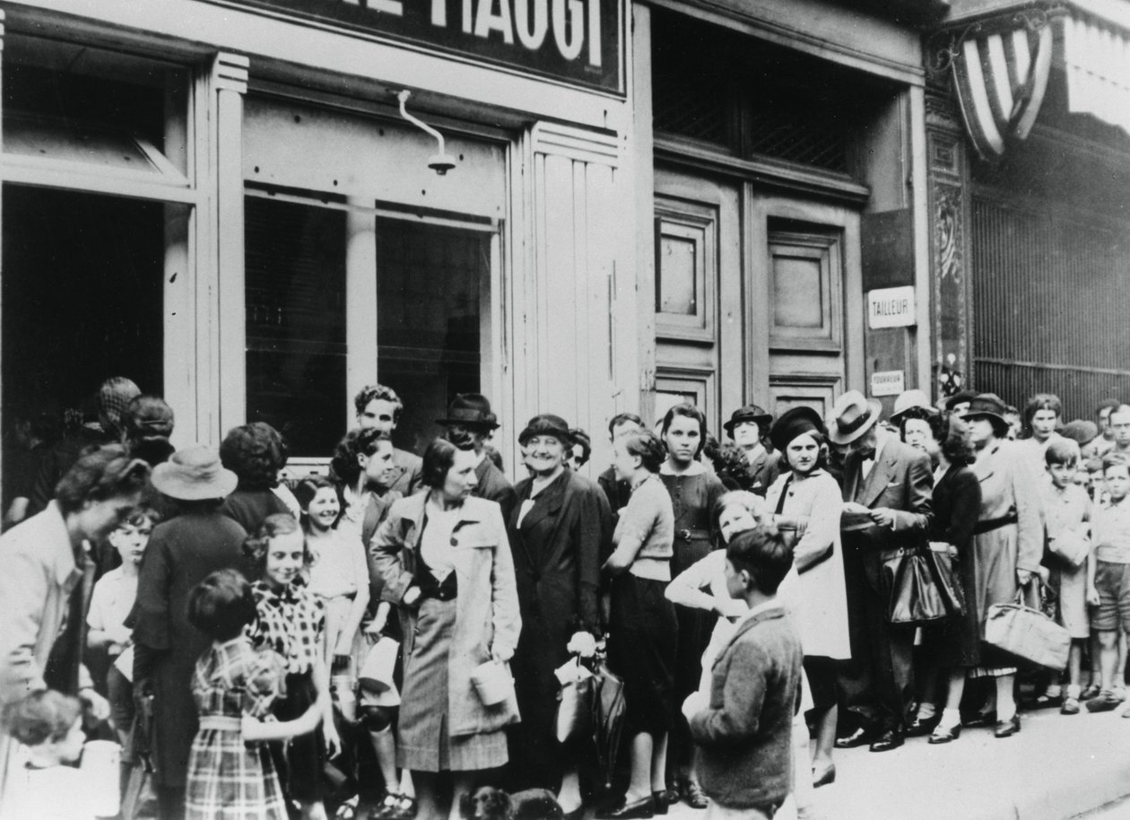 Pessoas na fila do lado de fora de uma loja de laticínios, Paris ocupada pela Alemanha, 26 de julho de 1940 de Unbekannt