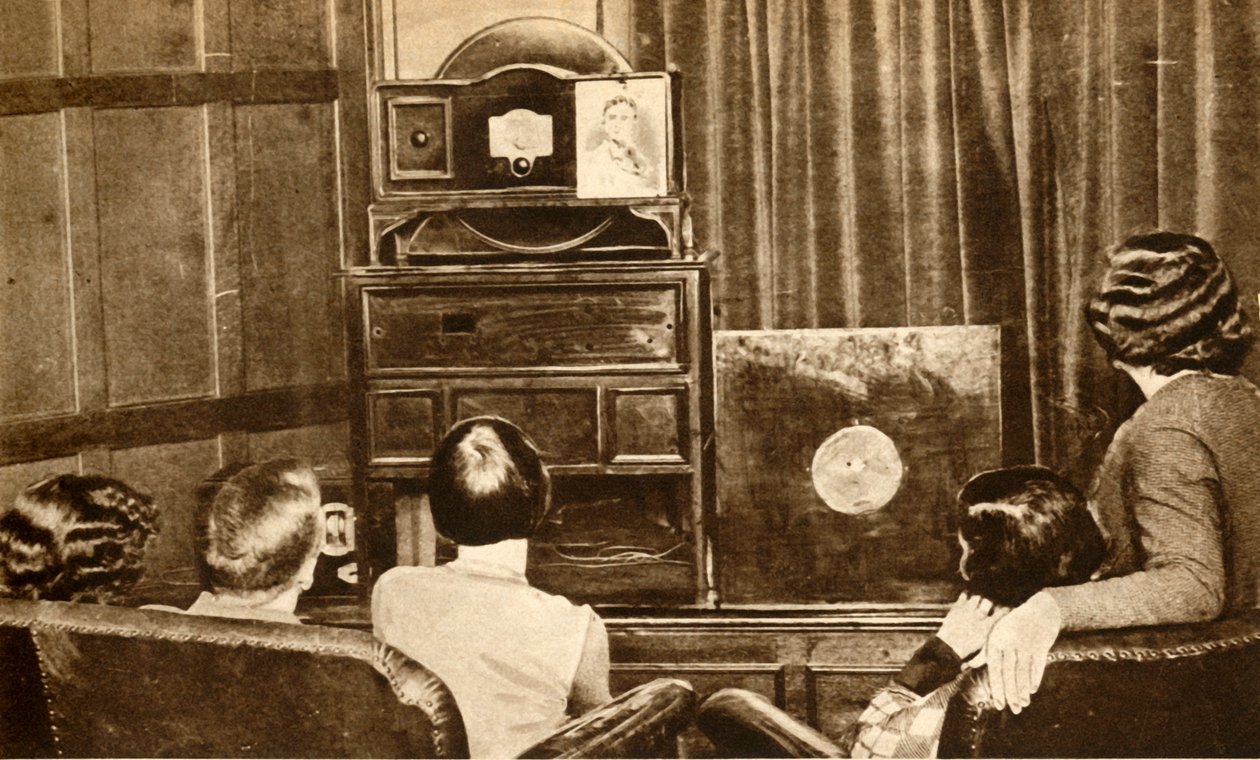 Pessoas assistindo a uma transmissão televisiva antecipada, c1930, 1933. de Unbekannt