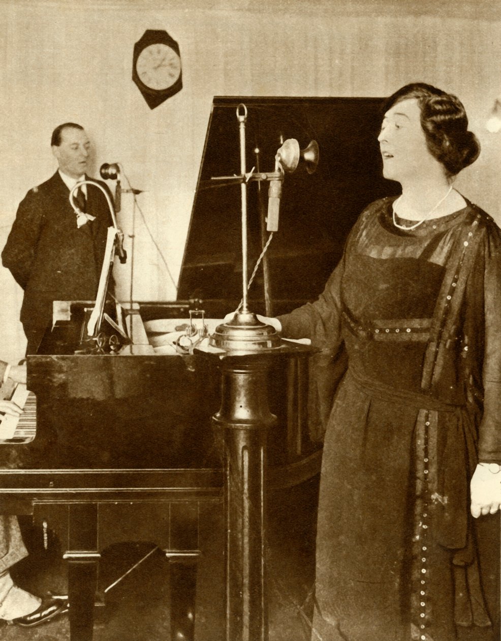 Artistas cantando um dueto em um dos estúdios de 2LO, Savoy Hill, Londres, 1923, 1935. de Unbekannt