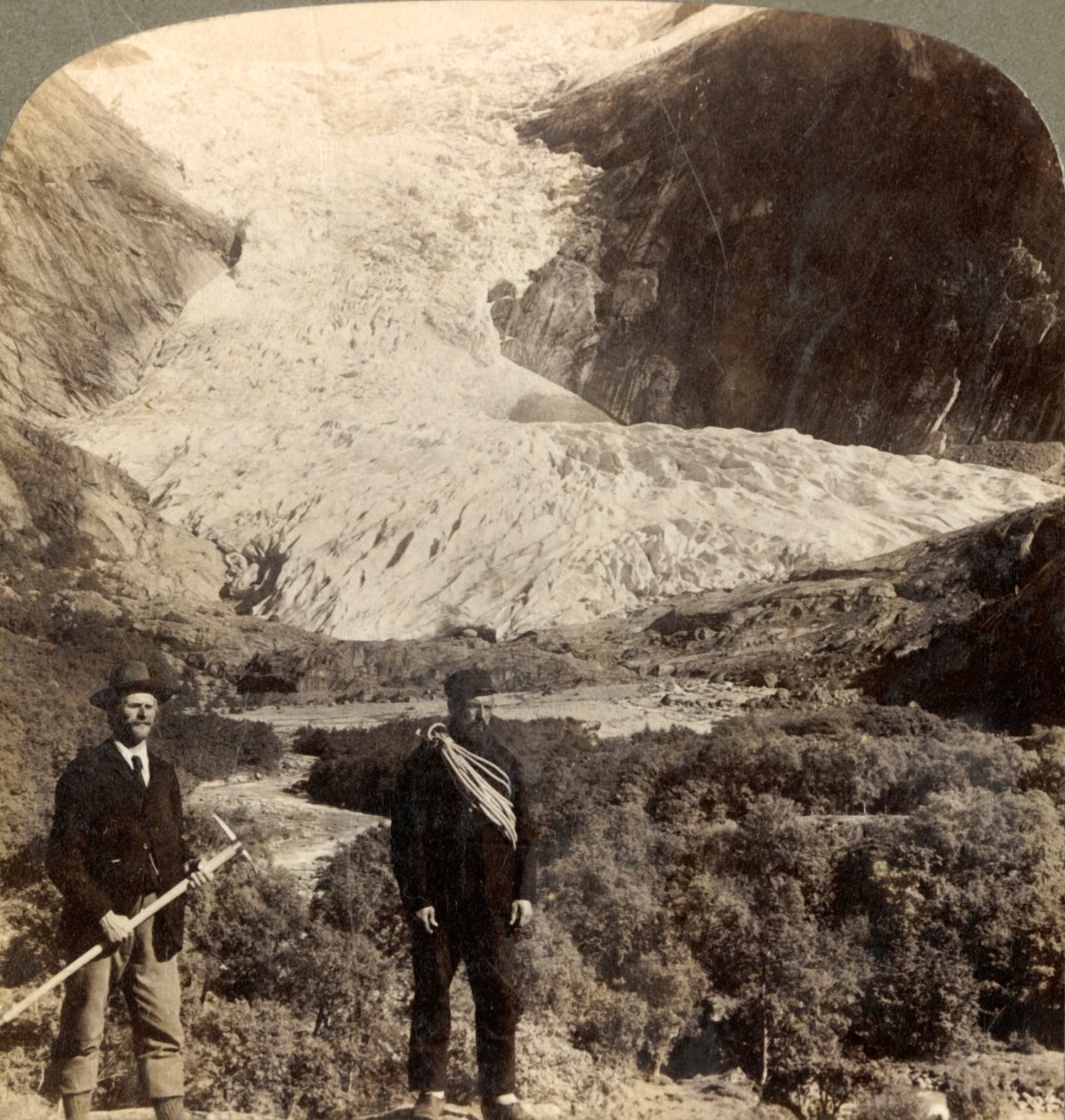 Geleira perigosa de Brigsdal, uma das maiores da Noruega, c1905. de Unbekannt