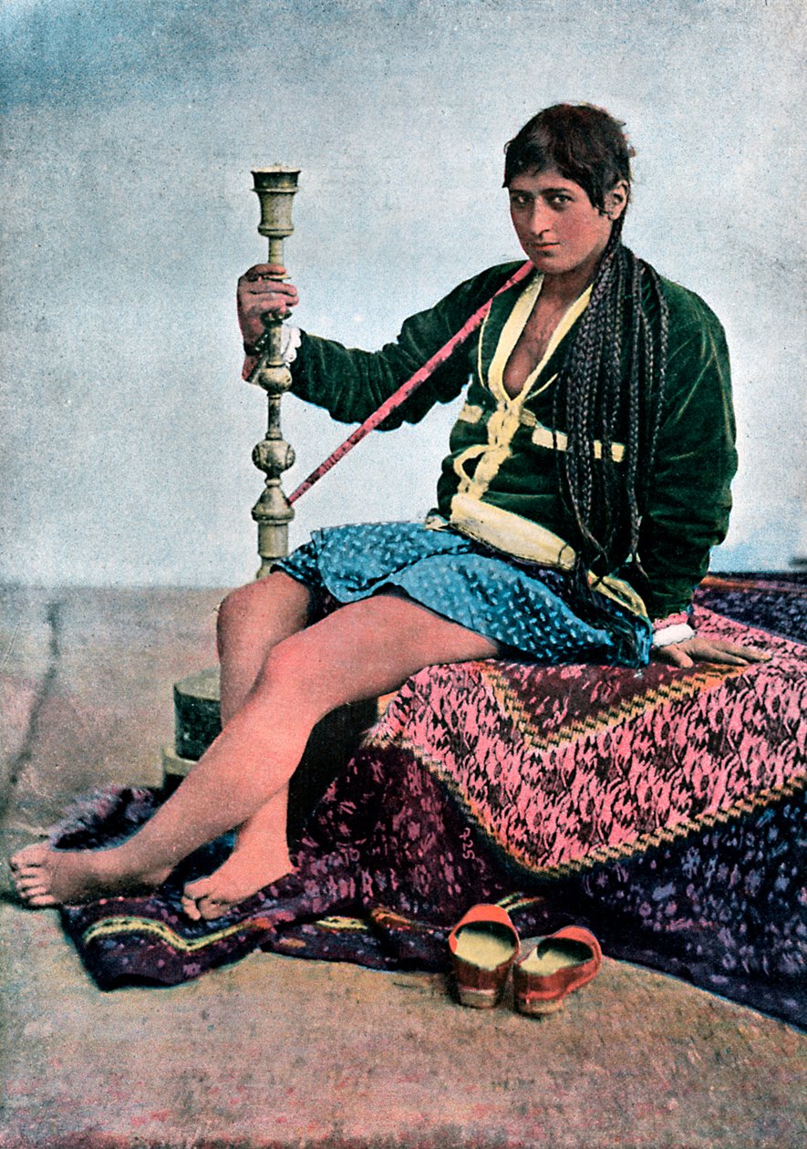 Mulher persa fumando em Kalgan, c1890 de Unbekannt