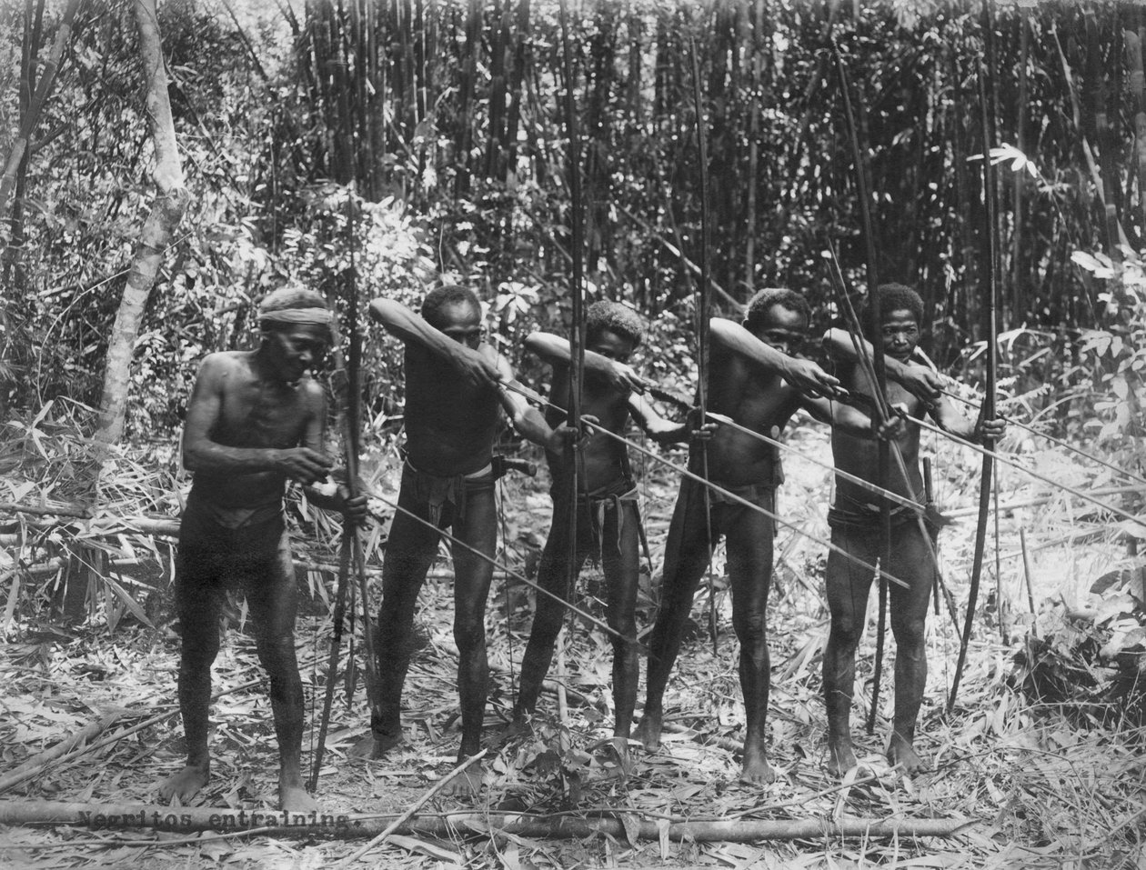 Filipinas: c.1890 Membros masculinos da tribo Negrito mostrando suas habilidades de caça (foto a p/b) de Unbekannt