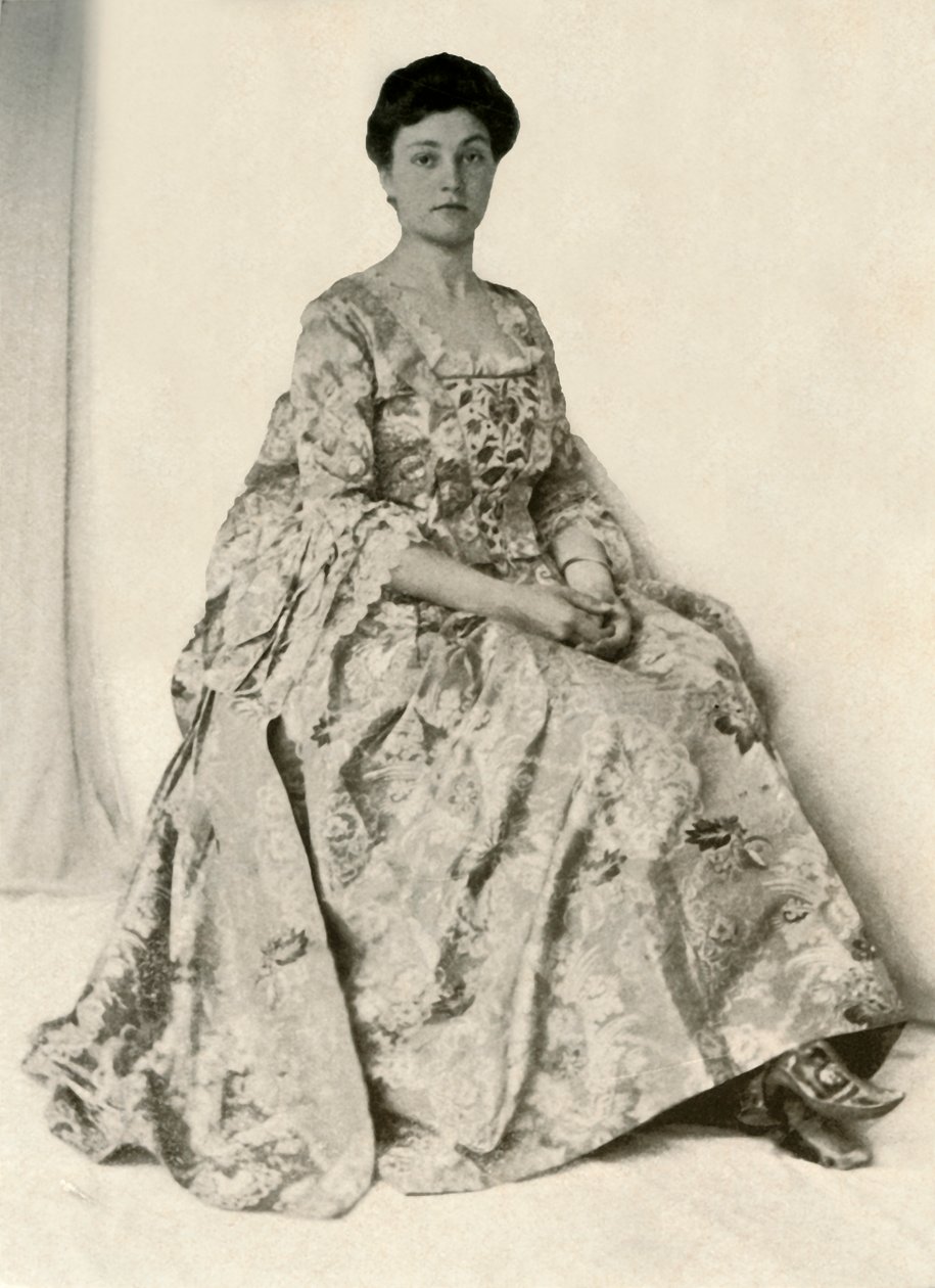 Fotografia de um brocado de kincob, com stomacher bordado seda, c1750, 1937. de Unbekannt