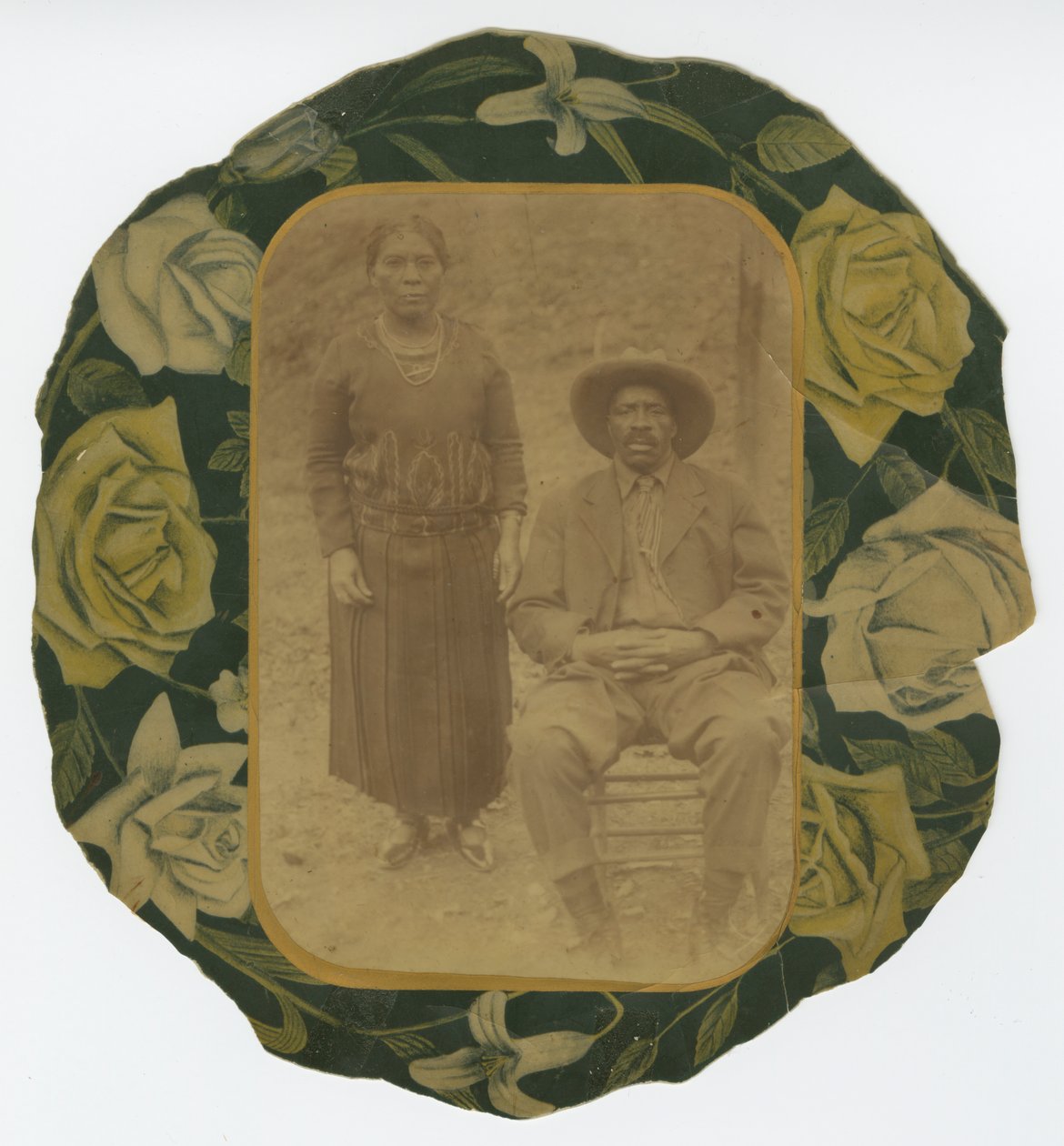 Retrato fotográfico de um homem e uma mulher em suporte de papel floral, início do século XX. de Unbekannt