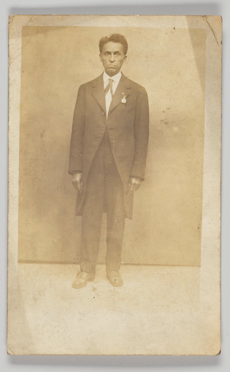 Postal fotográfico de um homem de terno, 1904-1918. de Unbekannt