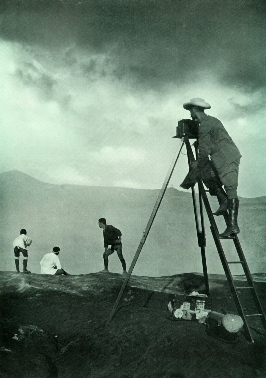 Fotografando no lábio das crateras, Aso-San, 1910. de Unbekannt
