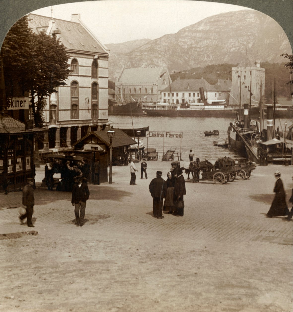 Fortaleza velha pitoresca Bergenhus, de um quadrado na cidade moderna, Bergen, Noruega, 1905. de Unbekannt