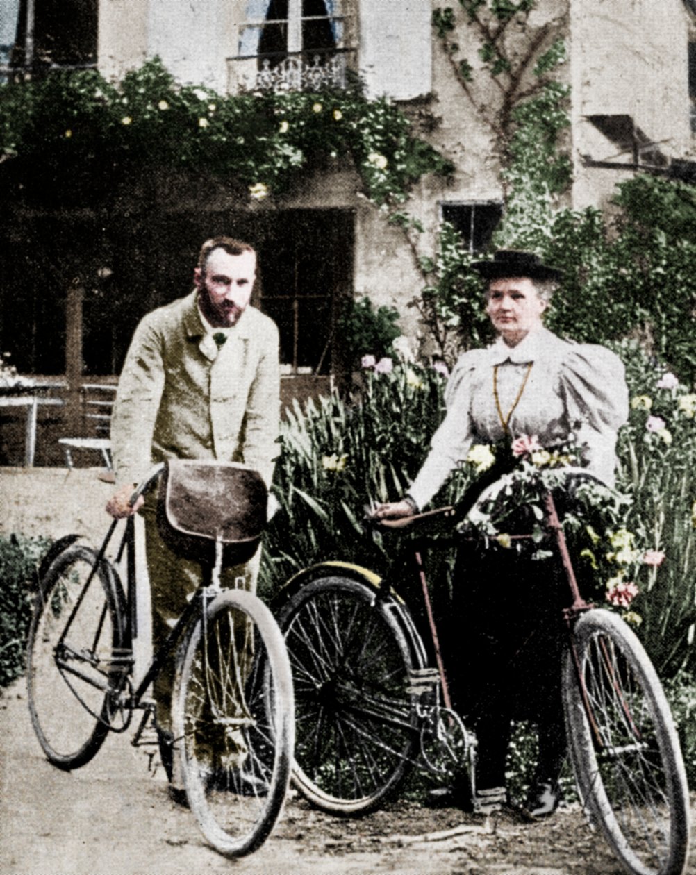 Pierre e Marie Curie, físicos franceses, preparando-se para andar de bicicleta de Unbekannt