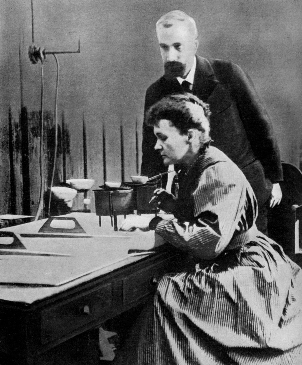 Pierre e Marie Curie em seu laboratório, 1898 1951 de Unbekannt