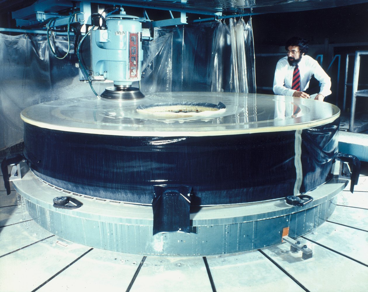 Polindo o espelho do Telescópio Hubble, década de 1980 de Unbekannt