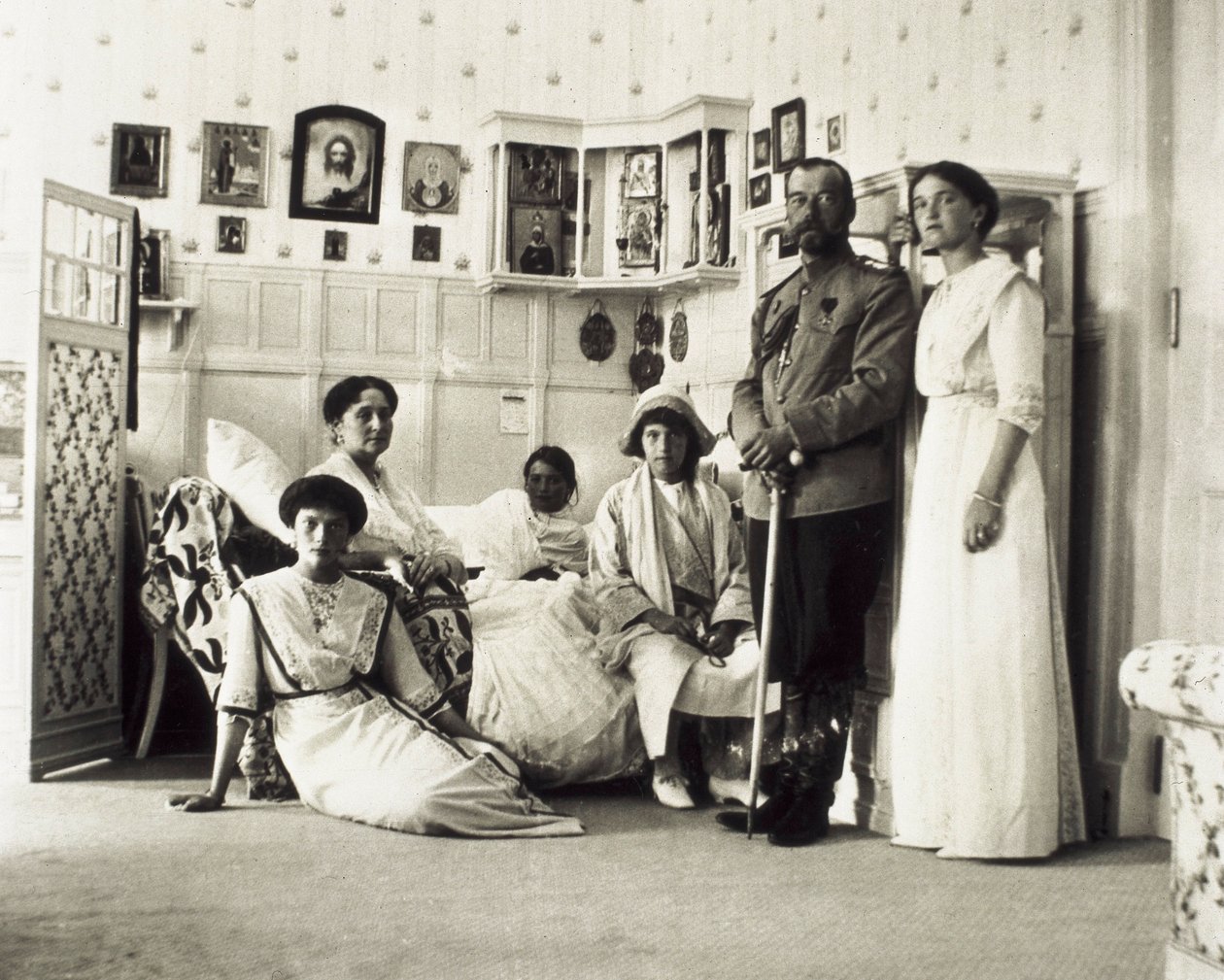 Retrato do Czar Nicolau II (1868-1918) com sua família, da esquerda para a direita Tatiana, Alexandra (sua esposa), Anastasia, Maria, e Olga, c. 1910 (foto a p/b) de Unbekannt