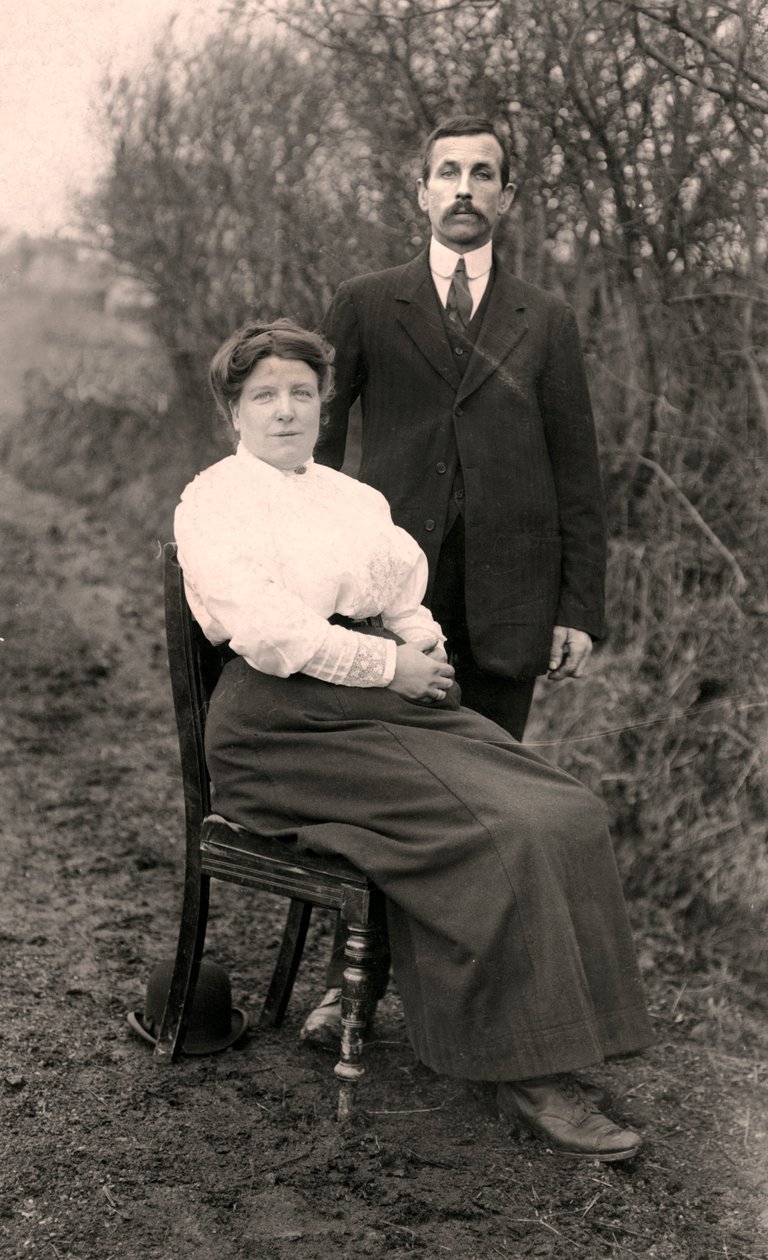Retrato de um casal ao ar livre, início do século XX de Unbekannt
