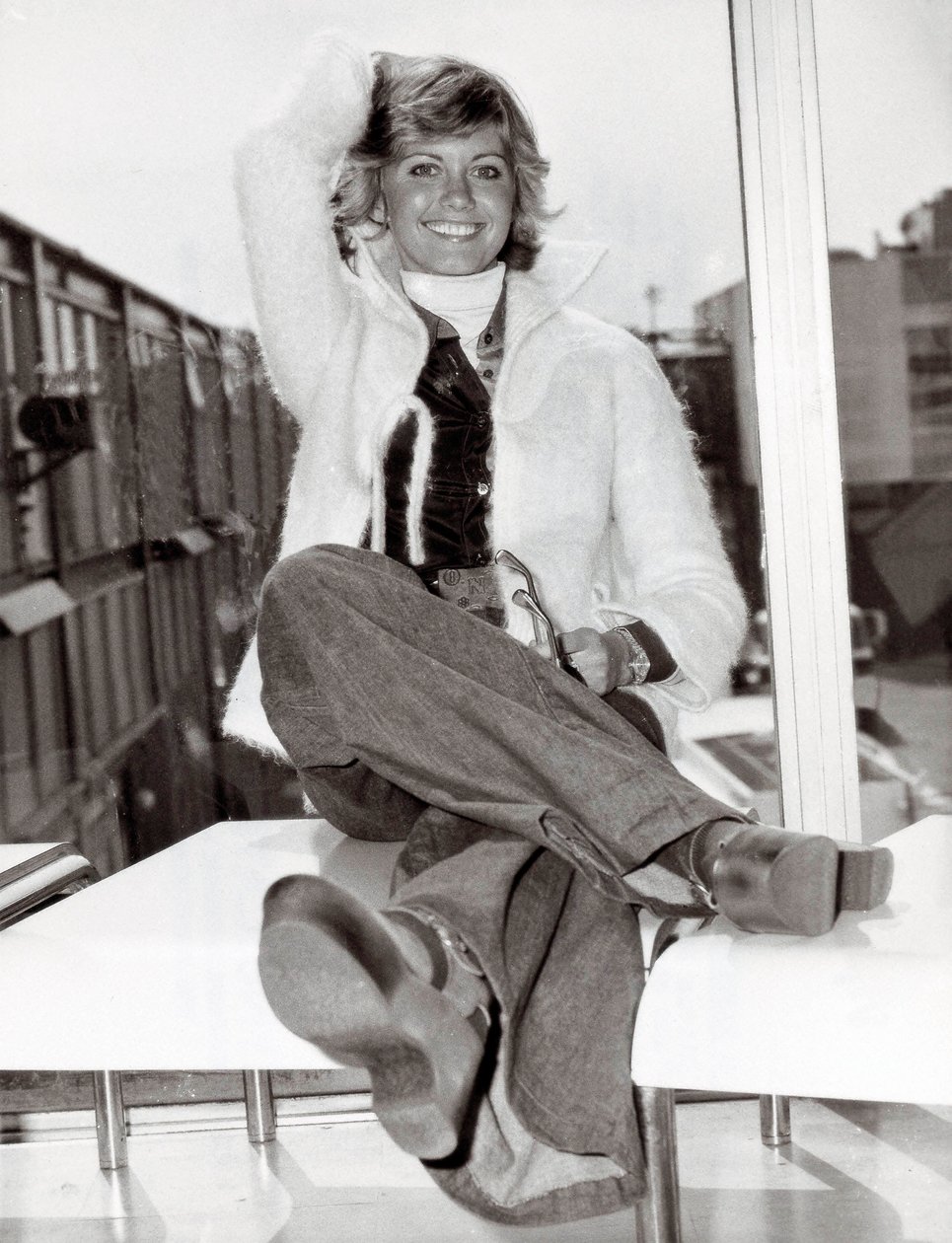 Retrato da cantora e comediante australiana Olivia Newton John (1949), Londres, 23/05/1975 (foto a p/b) de Unbekannt
