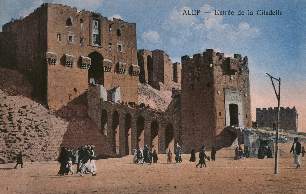 Cartão postal retratando a entrada da Cidadela em Aleppo, c.1920 (fotolito a cores) de Unbekannt