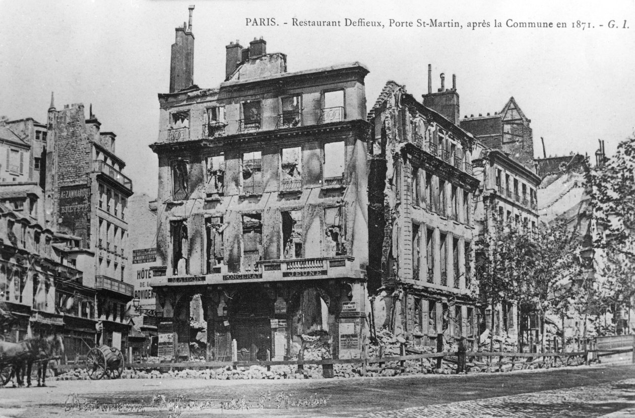 Cartão postal mostrando danos ao restaurante Deffieux, Porte St.-Martin, após a Comuna de Paris de 1871 de Unbekannt