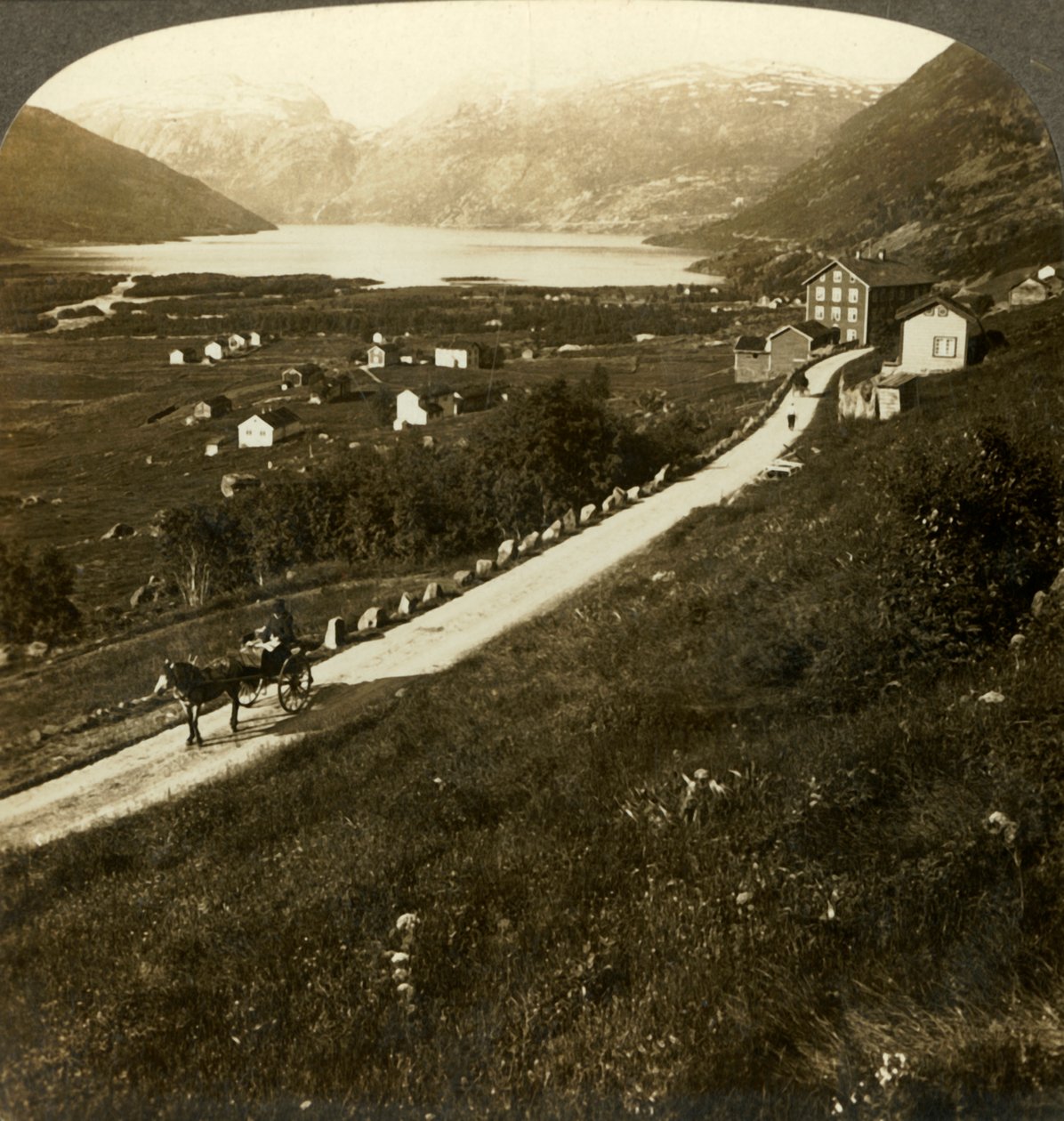 Aldeia e lago com paredes de montanha bonita de Roldal, na Noruega ocidental acidentada, c1905. de Unbekannt