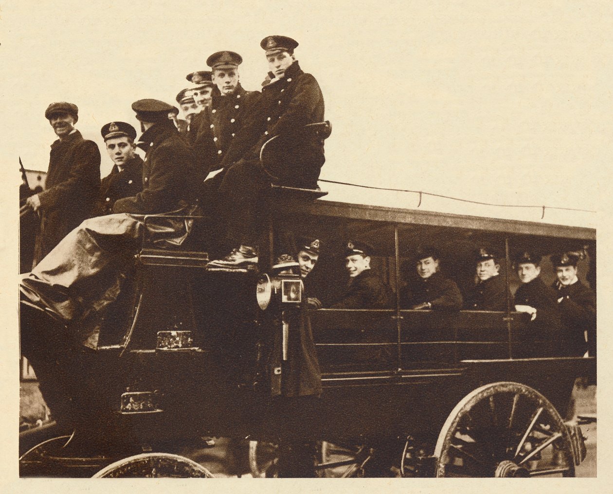 O príncipe Albert chega a Devonport para embarcar no cruzador Cumberland, 1913, 1937 de Unbekannt