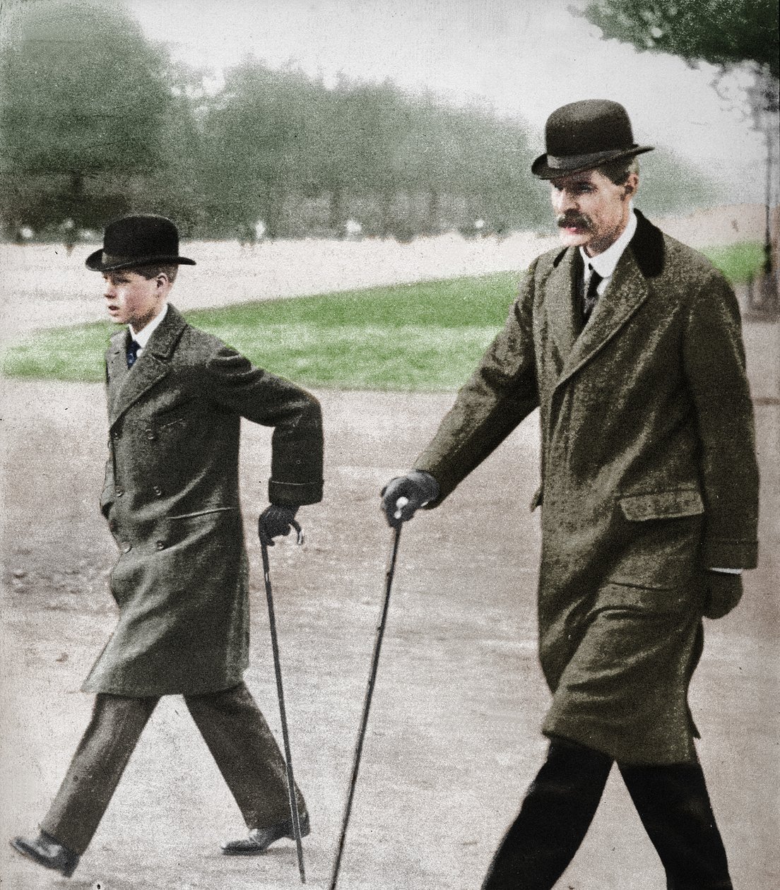 Príncipe Edward caminhando com o Sr. HP Hansell, seu tutor, em Auteuil, França, 1912 1936. de Unbekannt