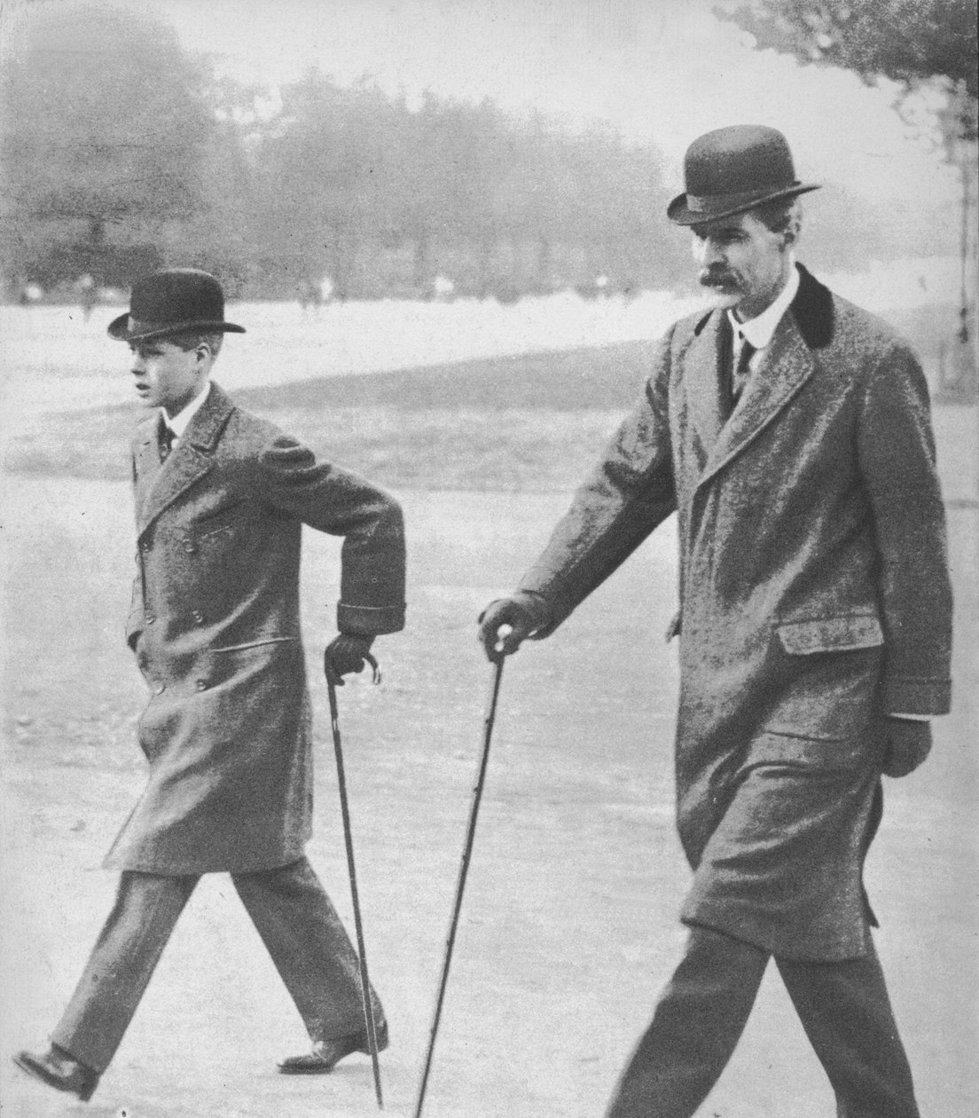 Príncipe Edward andando com o Sr. HP Hansell, seu tutor, em Auteuil, França, 1912 1936. de Unbekannt