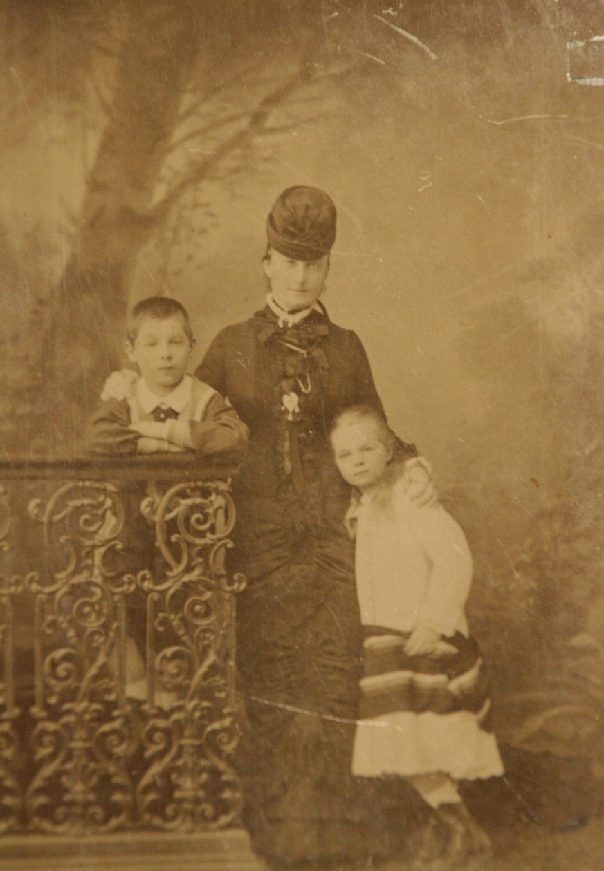 Princesa Ekaterina Mikhailovna Yurievskaya com as crianças Georgy e Olga, final da década de 1870 e início da década de 1880. de Unbekannt