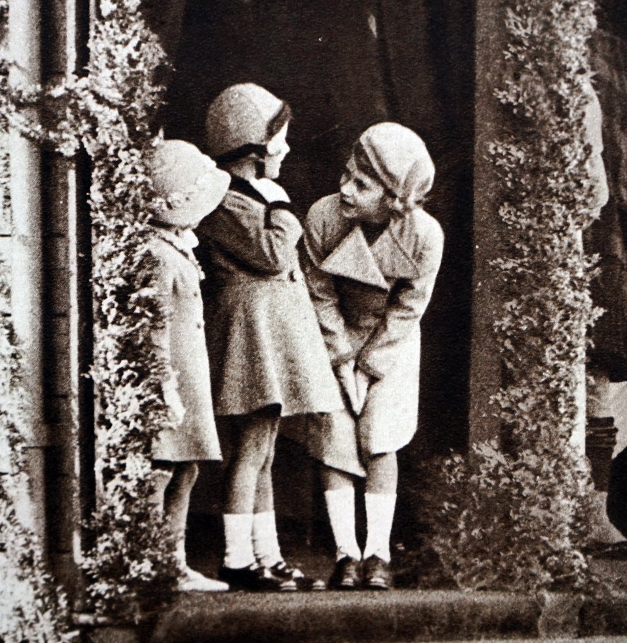 Princesa Elizabeth, Princesa Margaret e sua prima, Margaret Elphinstone, durante a Royal Highland Society no Princess Royal Park (foto a p/b) de Unbekannt