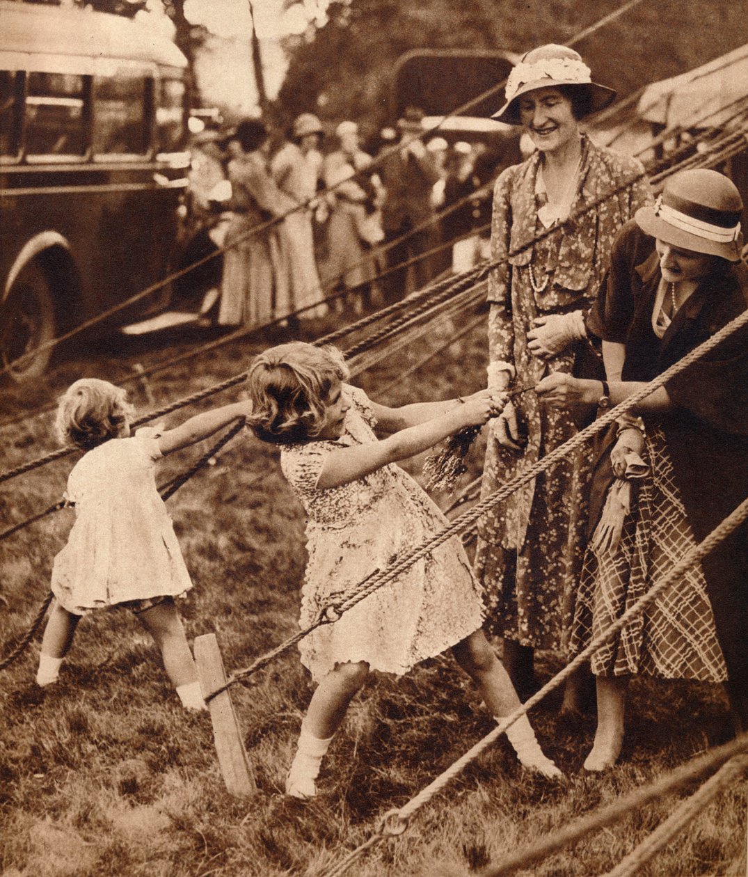 A princesa Elizabeth e a princesa Margaret puxam seu peso, 1930s 1935 de Unbekannt