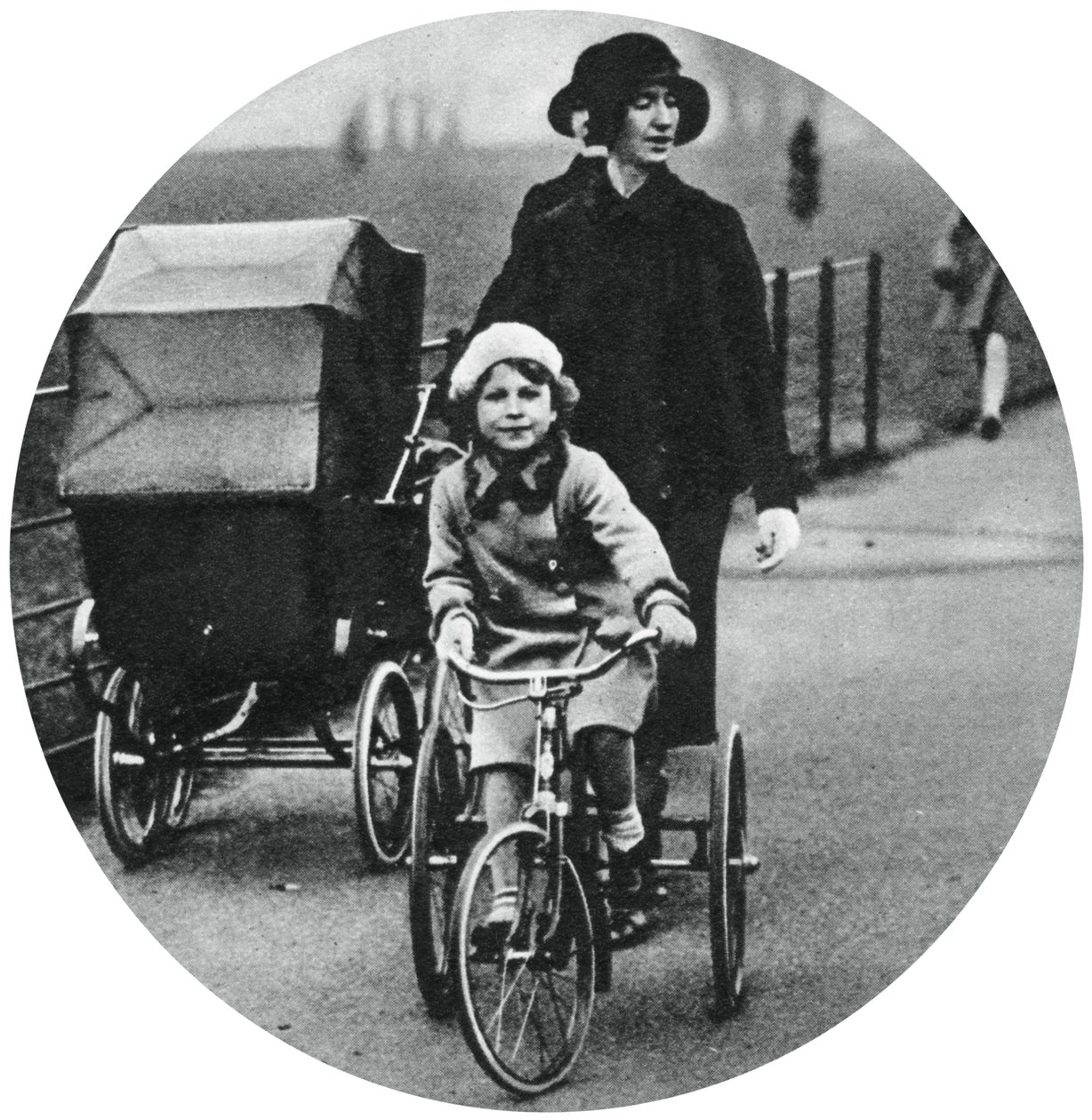 Princesa Elizabeth andando de triciclo, março de 1932, 1937 de Unbekannt