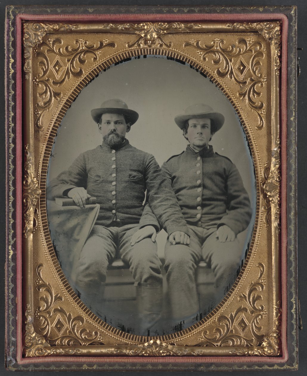 Soldado Charles Chapman da Companhia A, 10º Regimento de Cavalaria da Virgínia, esquerda, e soldado não identificado de Unbekannt