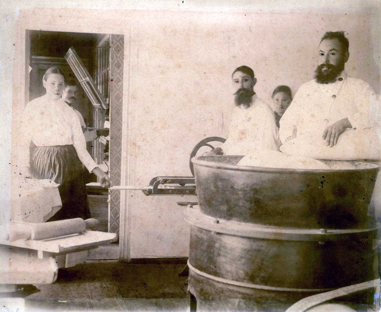 Produção de bolo de água mineral, Yessentuki, Rússia, década de 1900. de Unbekannt