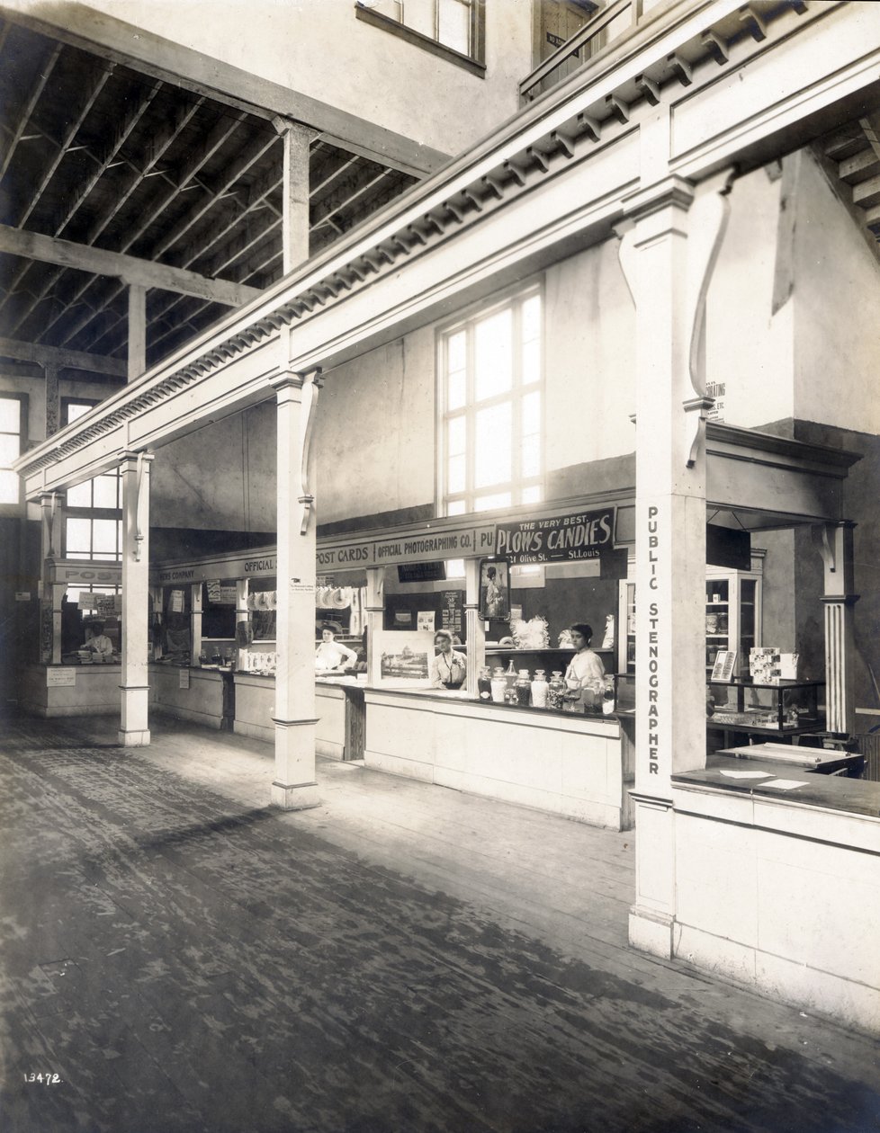 Estande de conveniência pública, com cartão postal, doces e estenógrafos públicos no Palácio dos Fabricantes, na Feira Mundial de 1904 de Unbekannt