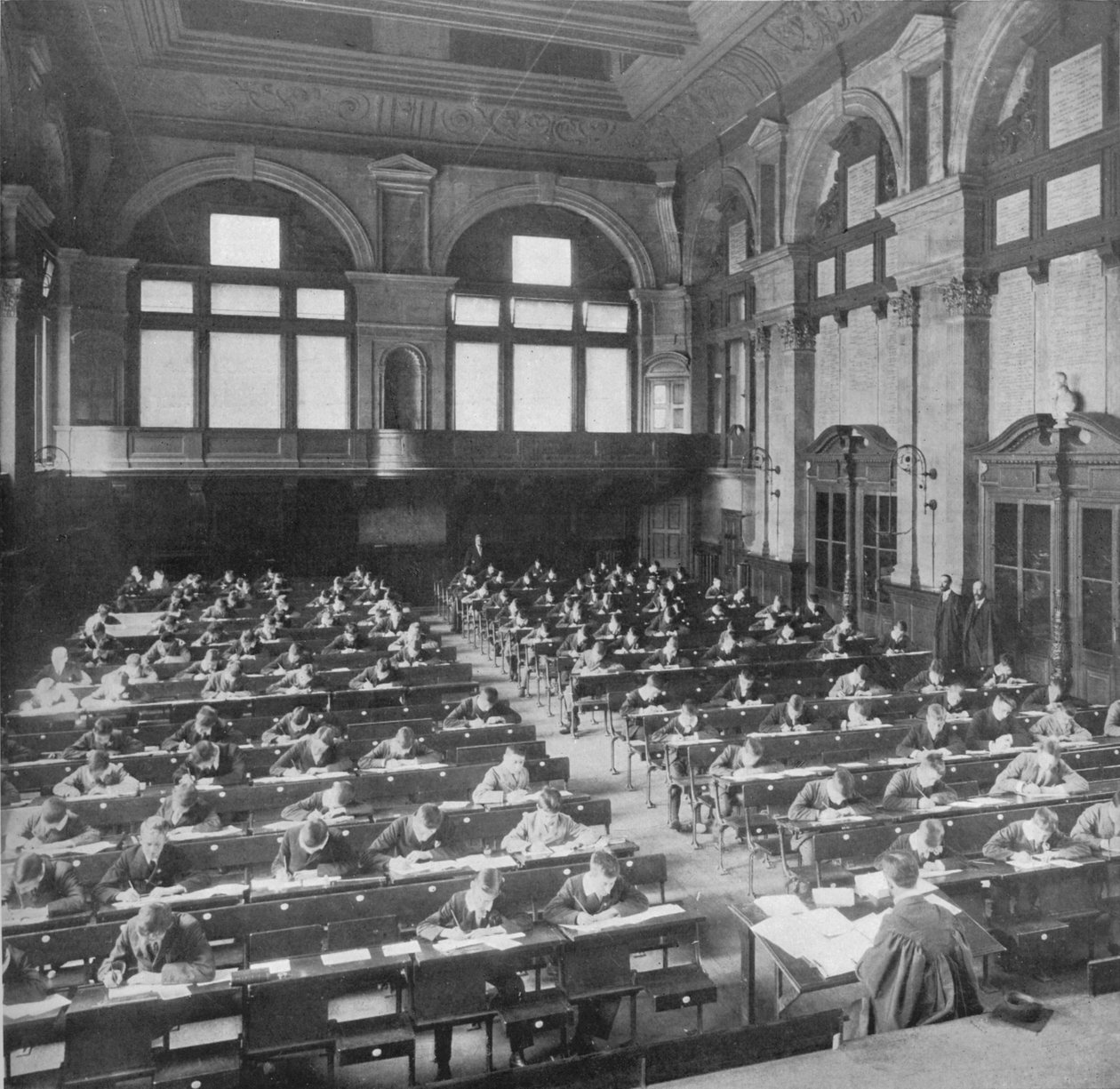 Alunos que realizam um exame na City of London School, c1903 1903 de Unbekannt