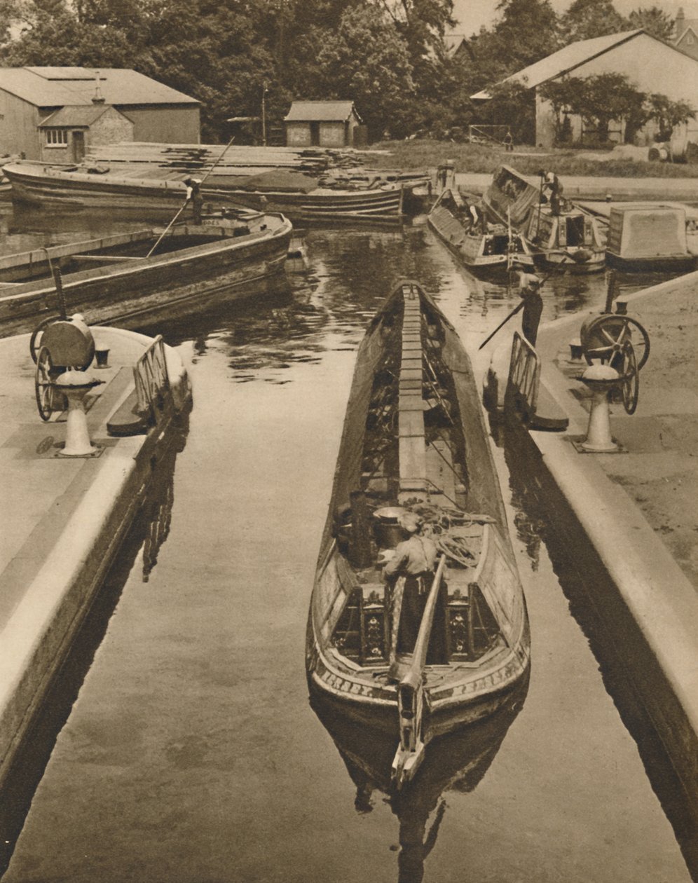 Empurrando um barco de macaco através do fechamento em Brentford, c1935. de Unbekannt