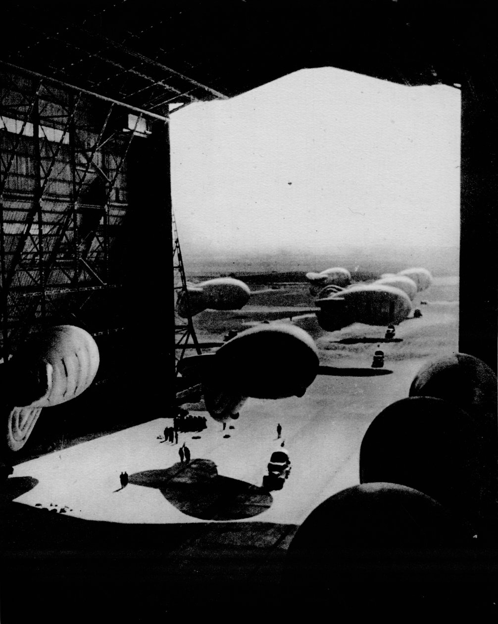 Colocando balões de barragem em um hangar, 1943 de Unbekannt