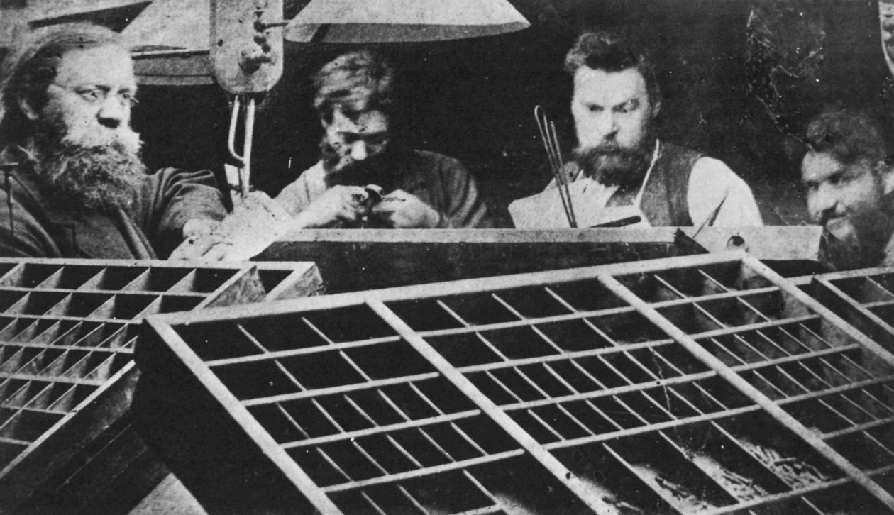 Pyotr Lavrovich Lavrov, editor russo, preparando o diário Vpered Forward, c1873 de Unbekannt