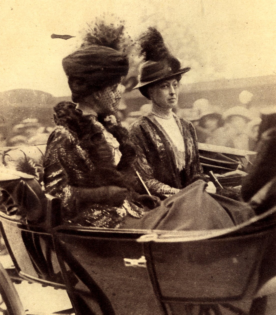 A Rainha Alexandra da Dinamarca e a Princesa Victoria chegam à Catedral de St. Pauls de Unbekannt