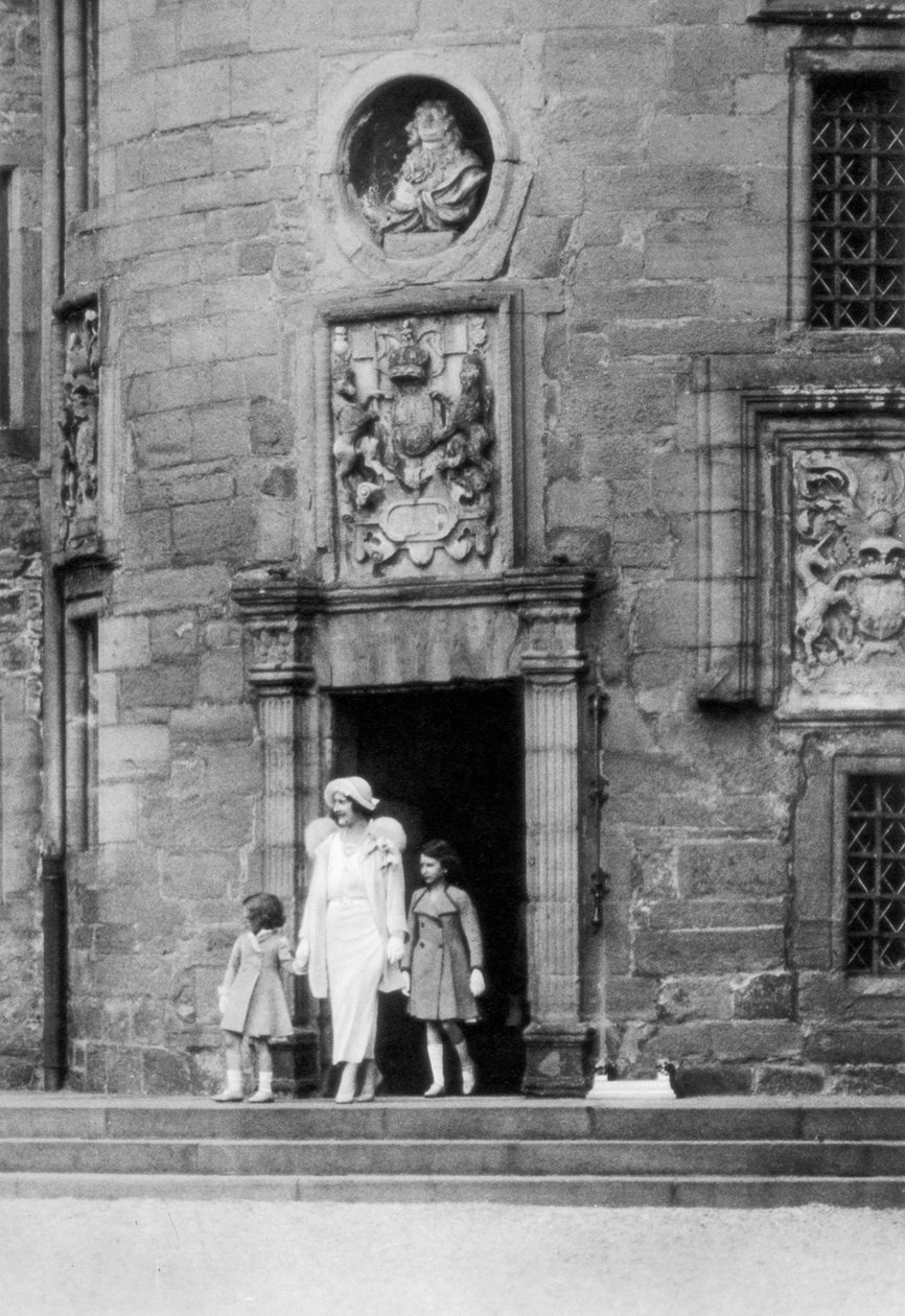 Rainha Elizabeth com as princesas Elizabeth e Margaret Rose, Castelo de Glamis, Escócia, 1937 de Unbekannt